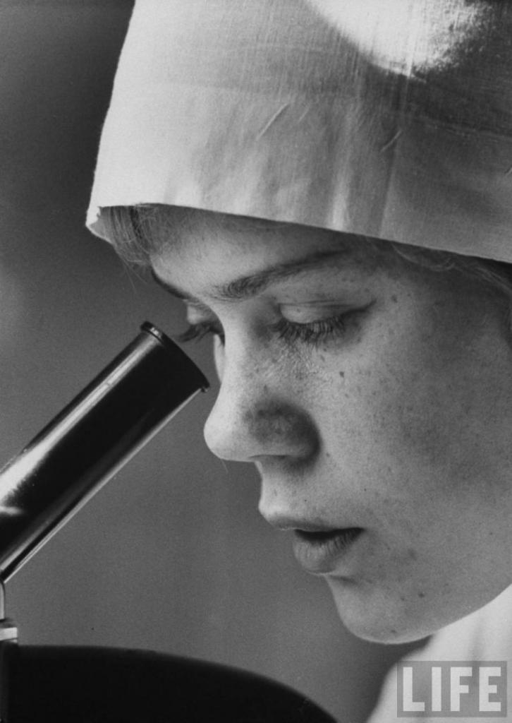 Иркутская студентка медик Неля Спиридонова изучает образцы крови