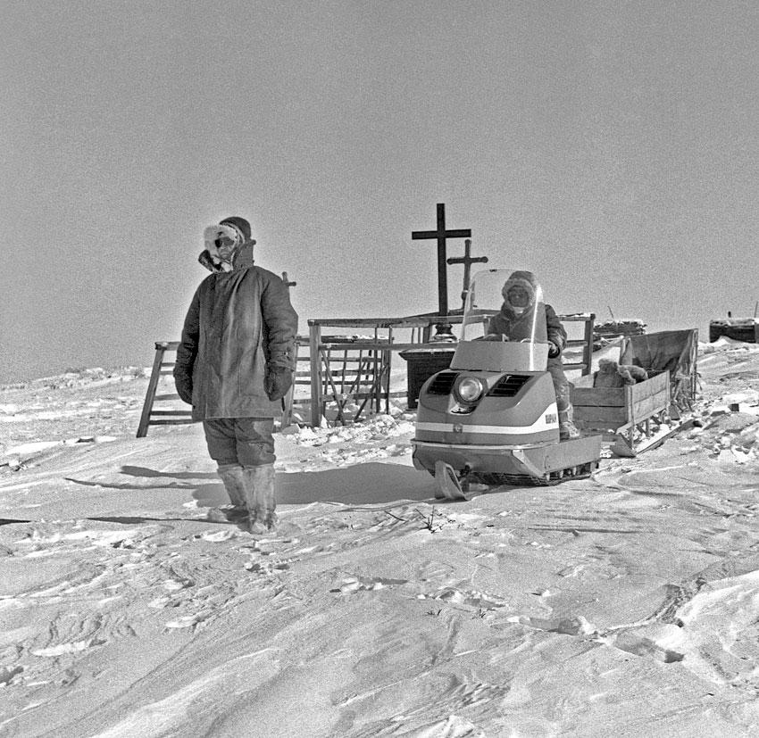 Старое кладбище в Русском Устье на Идигирке, 1985 год.