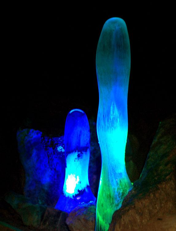 Пещеры Прибайкалья. Пещера Загадай. Фотография с подсветкой
