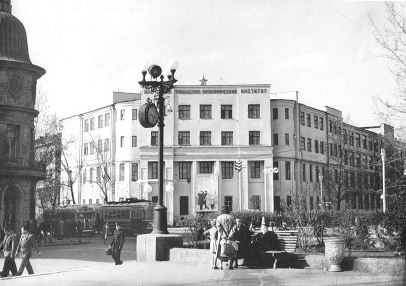 Иркутский Институт Народного Хозяйства ( здание бывшего Александро-Мариинского городского пятилетнего училища )