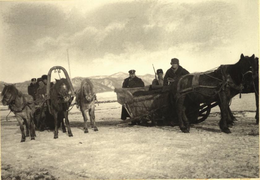 Отправка почты под конвоем казаков на озере Байкал