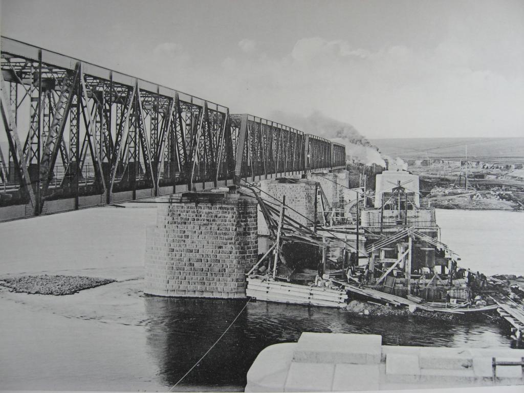 2985 верста. Постройка опор моста под второй путь на р. Белой. Строительный период 1910 г.