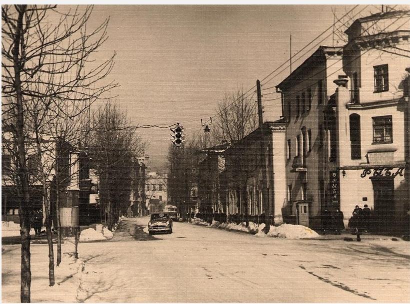 Перекресток улиц Сухэ-Батора и Горького. 1950-е годы. (когда в магазине &quot;Рыба&quot; закончилась вся рыба, он стал магазином &quot;Птица&quot;)