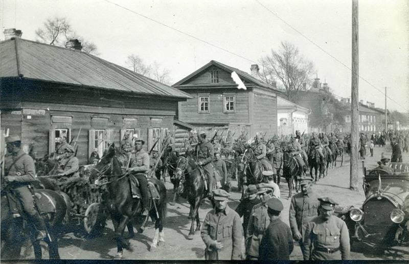 Торжественный проход 1 стрелкового полка. Иркутск 1918