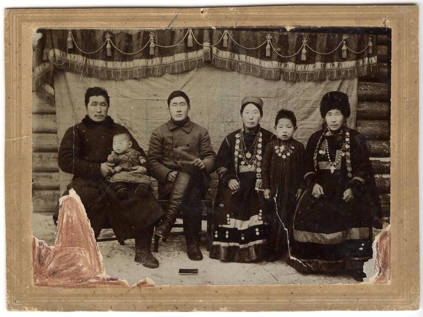 Две бурятские семьи с женами и детьми. Конец XIX века