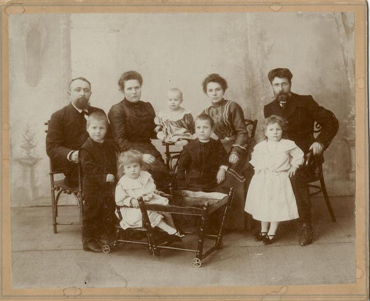 Семья строителя транссибирской железной дороги Усевича с друзьями