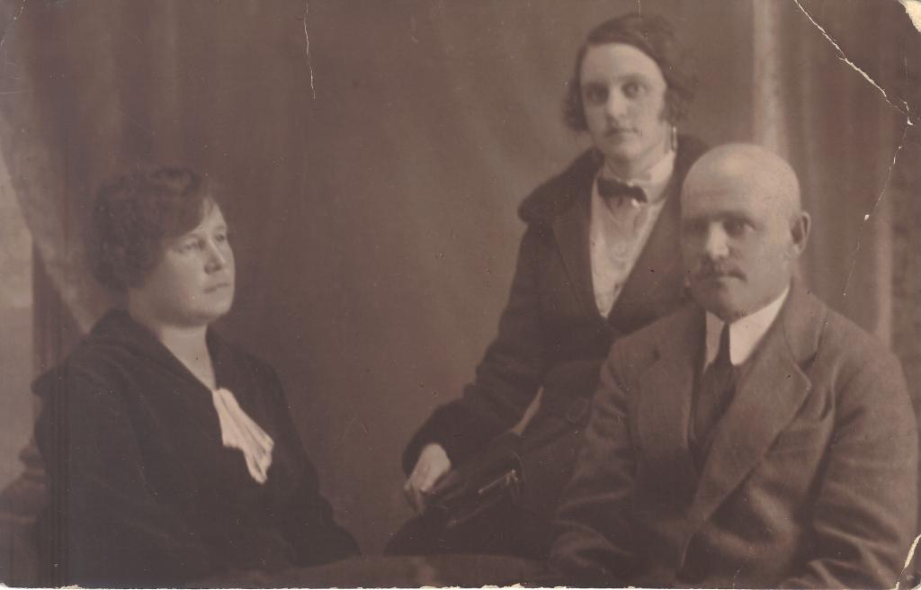Н. Климовская с родителями: Иннокетий Машуков и Феоктиста Машукова (Сошникова). 1927