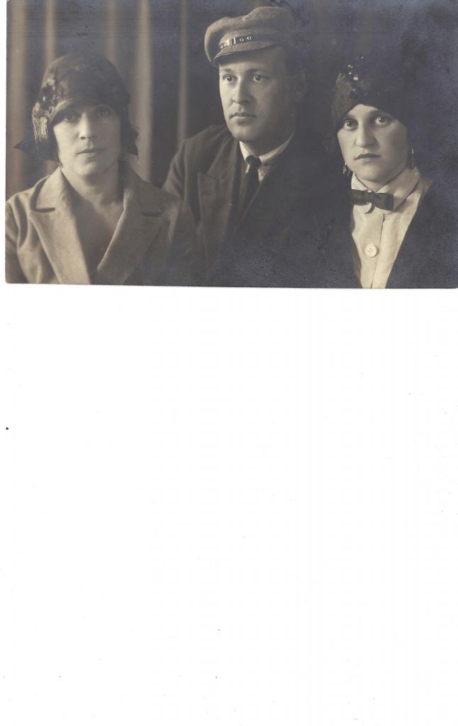 Нина с друзьями. 1930