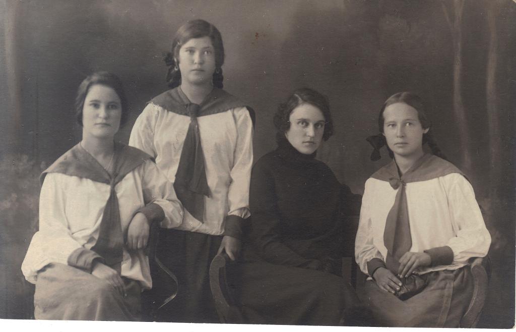 Нина с сестрами Григорьевыми. 1926.
