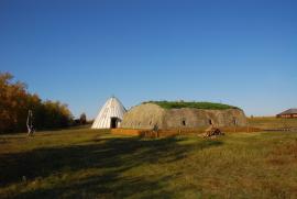 Соттинцы - это музей под открытым небом. На переднем плане жилище якутов - балаган. За балагоном ураса.