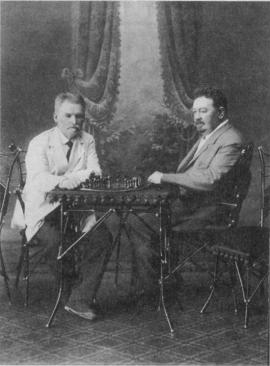 Иркутский городской голова В. В. Жарников (на фото справа) за шахматной игрой