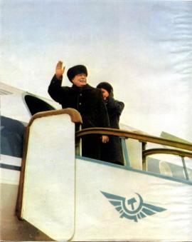 Л.И. Брежнев на трапе самолёта. Иркутск