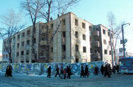 Кирпичный дом на углу улиц Тимирязева и Байкальской стал жертвой подземной стихии. Сейчас на этом месте рынок Павла Чекотова