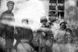 Первая хатка в Бурдаковке. 1932 год. Прокоп Мельник стоит рядом с родителями. Сидят его жена Ольга и дети Гриша и Сережа