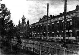 Вид на Александровскую центральную каторжную тюрьму и тюремную церковь.
