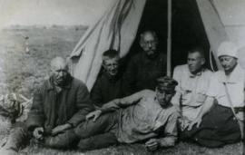 Члены экспедиции 1925 в дельте р.Селенги: Слева направо: С.В. Свиньин, Н.П. Предтеченский, К.И. Мейер, И.П. Сидорычев, Т.Б. Форш; лежит Костя 