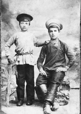 14-летний Прокопий Мельник (на фото сидит). Город Киев. Фото 1910 года
