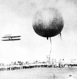 Перед полетом Вознесенского на воздушном шаре. Фото Ф.Лихачева
