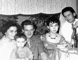 Поэт П. Реутский (первый справа) в кругу семьи
