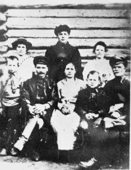 В центре снимка — родители Корнилия Черепанова, справа — брат Аркадий, во втором ряду в центре — Корнилий, по бокам —сестры