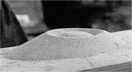 Макет Патомского кратера: песок и поршень, выдавливающий вещество снизу
