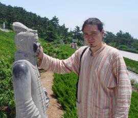  Евгений Монохонов и каменный солдат. Китай. 2 июля 2004 г.