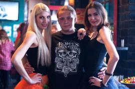 Валерий Лобанов и девушки из немодельного агентства «НЭТ» на 15-летии салона «Tattoo-Перец». Иркутск, 14 октября 2012 г.