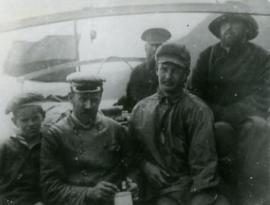 Члены экспедиции 1916 г. на "Чайке". Слева-направо: Дима Дорогостайский, В.Ч. Дорогостайский, М.П. Розанов. Во втором ряду: матрос "Чайки" и К.И. Мейер.