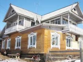 Дом в селе Аляты. построенный по вепским традициям. Здания похожей архитектуры можно увидеть на западе России