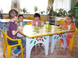 В просторном, теплом детском саду Иванического мест хватает всем; детей даже привозят родители, переехавшие в Иркутск