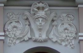 Маскароны (скульптурные маски) выполнены в виде лица античного бога Гермеса - покровителя торговли 