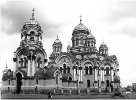Вид на собор из Сукачевского сквера. Фото начала ХХ в. 
