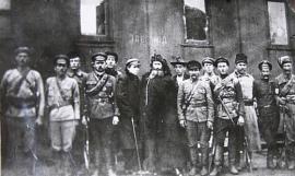 Н.А. Каландаришвили (в центре) с бойцами своего отряда
