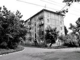 Во дворе этого дома по улице Пискунова 20 ноября 2002 года от рук киллера погиб преемник убитого председателя "Бирлика" Бекбола Агаев