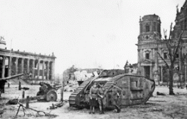 "Уже после боев в Берлине, осматривая площадь Александрплац, мы натолкнулись на музейные редкости. Фашисты собрали сюда танки, орудия Первой мировой войны" 