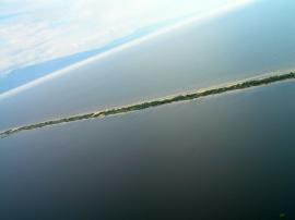 Остров Ярки - одним из уникальных природных объектов Северного Байкала. Фактически он заменяет северный берег великого озера. Узкой песчаной лентой протяженностью почти 15 км Ярки отграничивают Байкал от Верхне-Ангарского Сора.