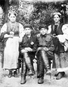 Ольга Ивановна Заика (в замужестве Мельник), слева, со своими друзьями на Украине