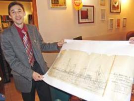 Кандидат исторических наук Владимир Титов демонстрирует чертежи, по которым был построен ледокол