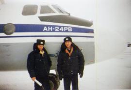 Зима, 1993 год, аэропорт Киренск, самолет АН-24. Слева — командир корабля Сергей Ястребов, справа — бортмеханик Виталий Шастин.