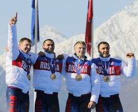 Великолепная четверка российских бобслеистов на верхней ступени сочинского пьедестала. Второй слева - Алексей Негодайло.