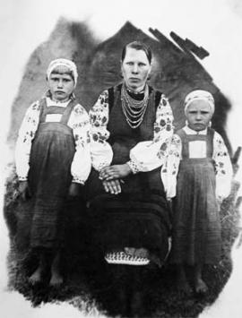 Снимок сделан 1.06.1945 года. Анна Савельевна Заика (в девичестве Степаненко) со старшей дочкой Галей (слева) и младшей Ниной (справа)