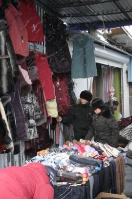 Сегодня «шанхайку» лишь с долей условности можно назвать китайским рынком: здесь торгуют русские, киргизы, монголы, вьетнамцы и люди других национальностей