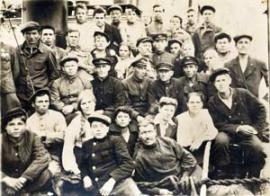 1946 год. Команда ледокола «Ангара», радист Виктор Глазков — во втором ряду снизу, крайний справа. Юношу не спасли от пневмонии, он умер от болезни в 18 лет