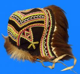 Авун — эвенкийского кроя трехклинная меховая шапка.