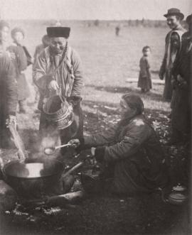 Варка жертвенного мяса на бурятском празднике. Фото Р. А. Иванова. 1912. Собрание ИОКМ.