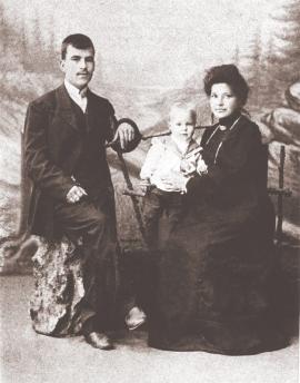 П.А. Милевский с семьей в собственном ателье. Автопортрет, 1880-е. Собрание ИОКМ