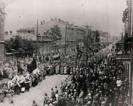 Иркутск, Большая улица, 17 сентября 1922. Торжественная траурная процессия, несущая останки Н.А. Каландаришвили к месту его захоронения на Коммунистической площадке