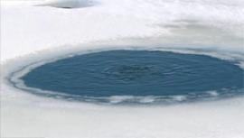 Пропарина во льду Байкала с признаками выхода газа в районе пос. Посольск. (фото В.П.Исаева, Иркутский Государственный университет)