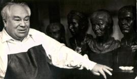 М.М. Герасимов с созданными им портретами-рекострукциями
