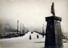 Мост им. В.И. Ленина в Иркутске. Ноябрь 1936. Вид на временный памятник В.И. Ленину, установленный к открытию моста